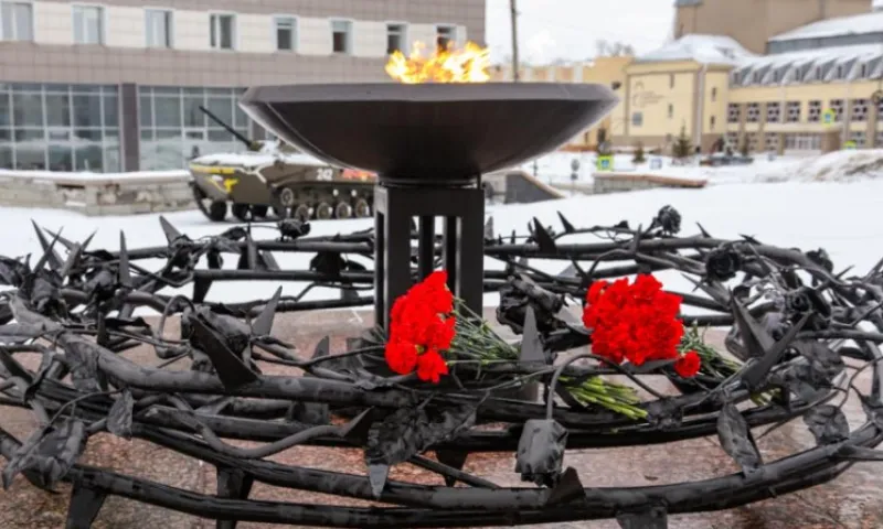 В поддержку российских военных, участвующих в спецоперации в Донбассе, зажгли огонь на площади Ветеранов