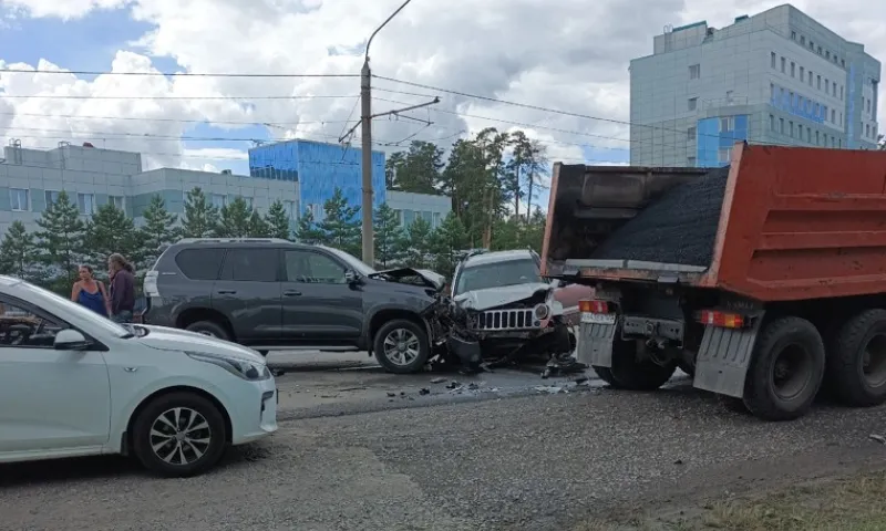 Несколько человек пострадало при ДТП возле онкодиспансера в Барнауле