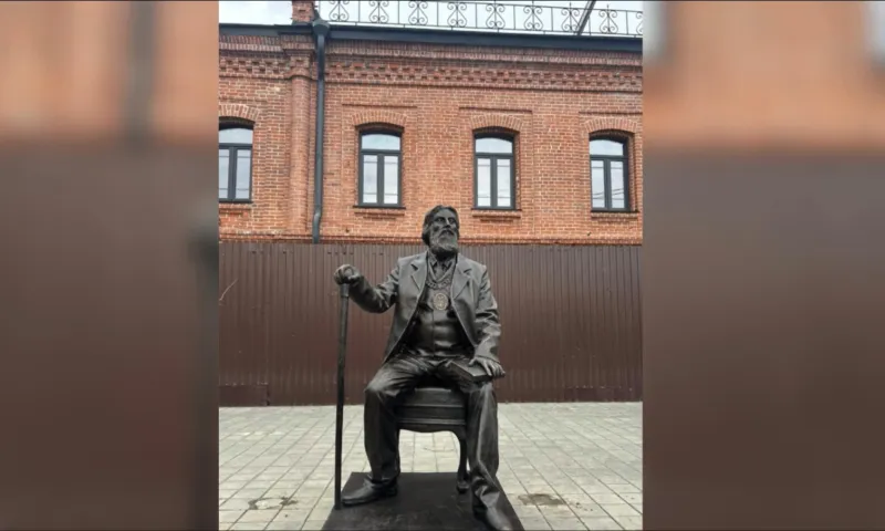 Памятник купцу Сухову открыли в Барнауле