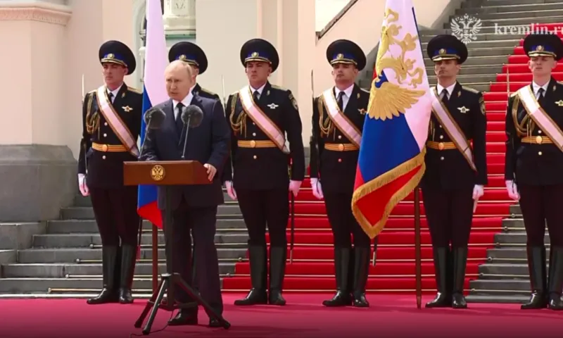 Президент Владимир Путин обратился к военнослужащим в Кремле