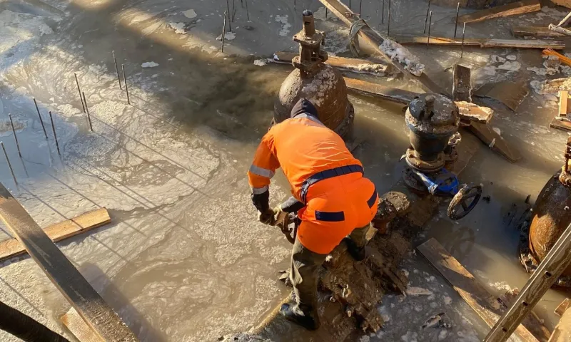 Специалисты откачивают воду возле поврежденного участка водопровода в Барнауле