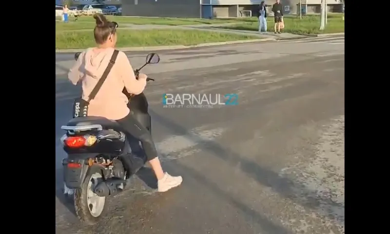 Подозрительную девушку на байке задержали в Барнауле