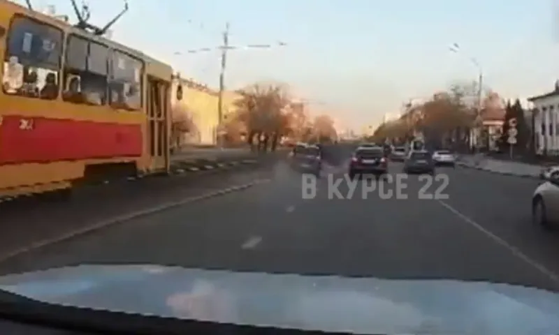 Водитель вылетел на трамвайные пути в Барнауле