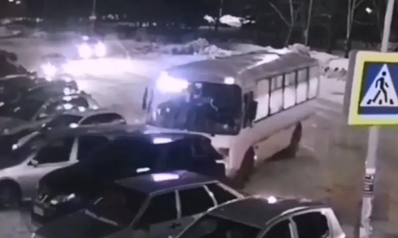 Автобус протаранил три легковых автомобиля в Бийске