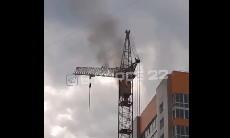 Башенный кран загорелся на строительной площадке Барнаула