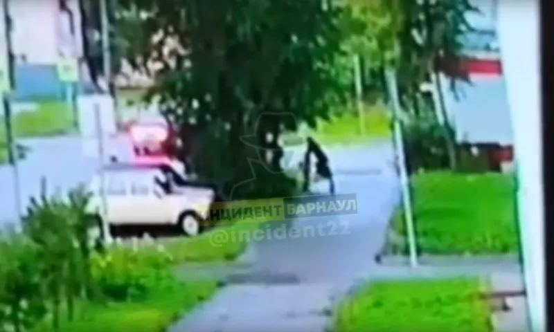 Неизвестный напал на девочку и попытался утащить ее в кусты в Барнауле