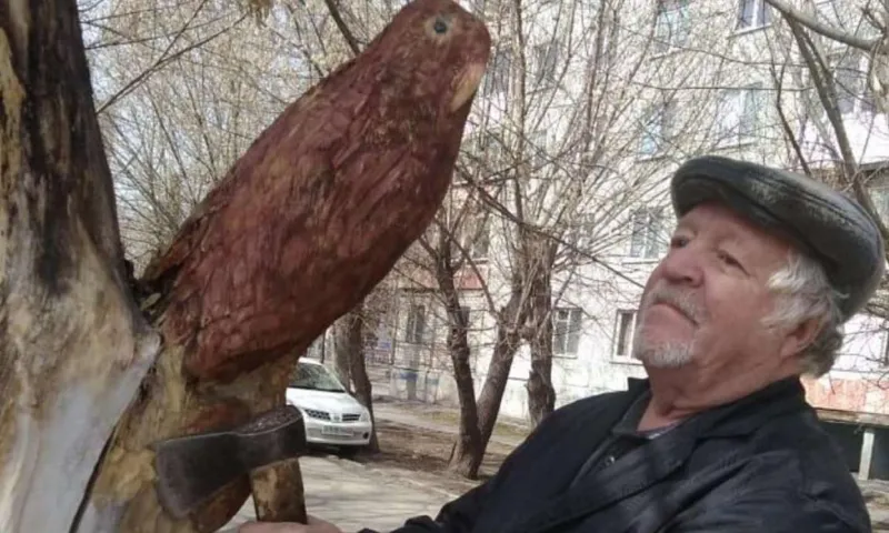 Барнаульский умелец украсил дворы деревянными фигурками