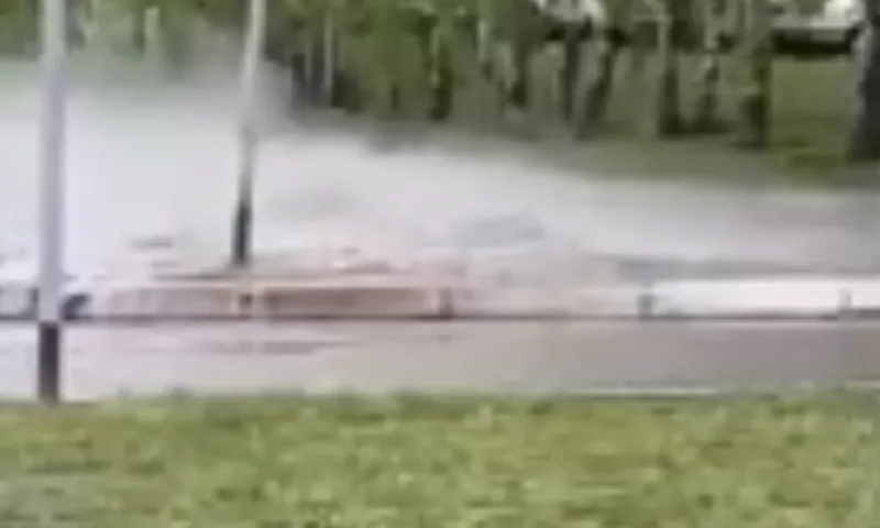 Горячая вода забила из-под асфальта в Барнауле