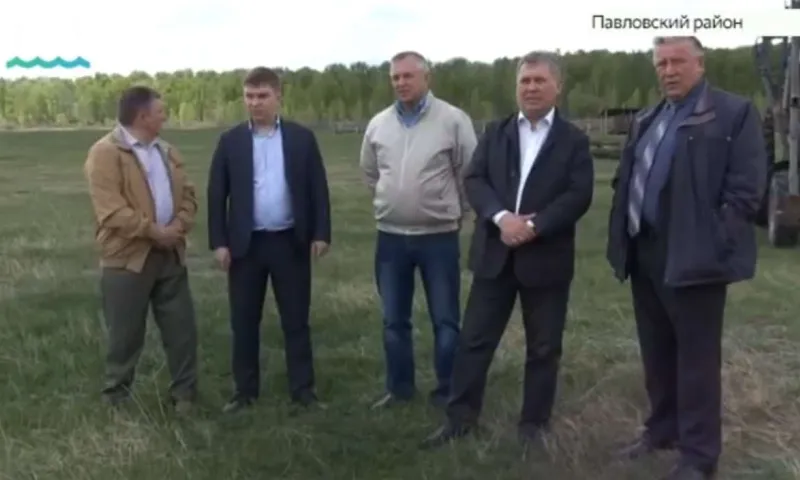 Председатель АКЗС Александр Романенко посетил посевную в Павловском районе