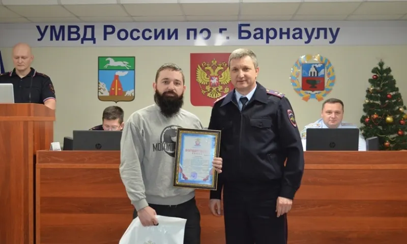 В Барнауле наградили граждан, оказавших содействие в задержании грабителей