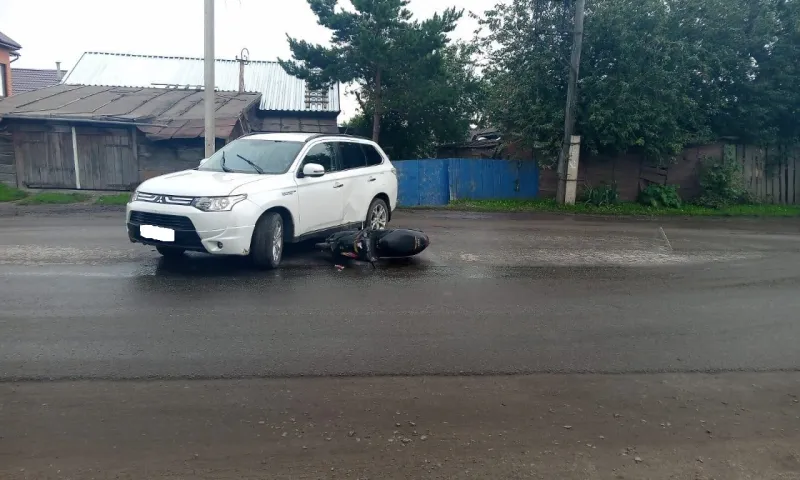 Автомобиль столкнулся с мопедом, которым управлял подросток, в Барнауле