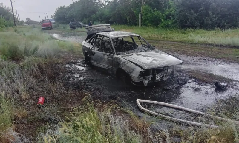 Пламя от горящей машины едва не перекинулось на дом в Ключевском районе