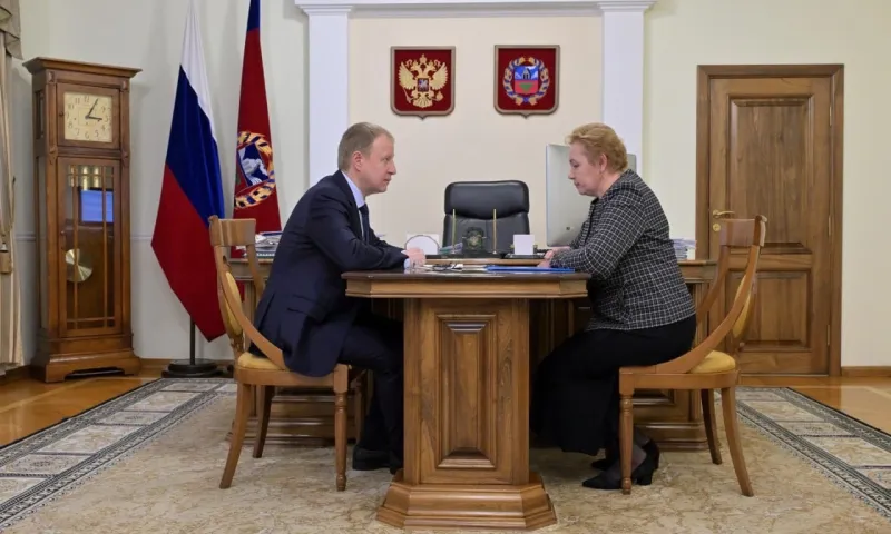 Виктор Томенко обсудил социально-экономическое развитие Ельцовского района с главой