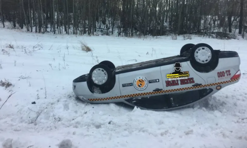 Такси перевернулось на трассе в Алтайском крае