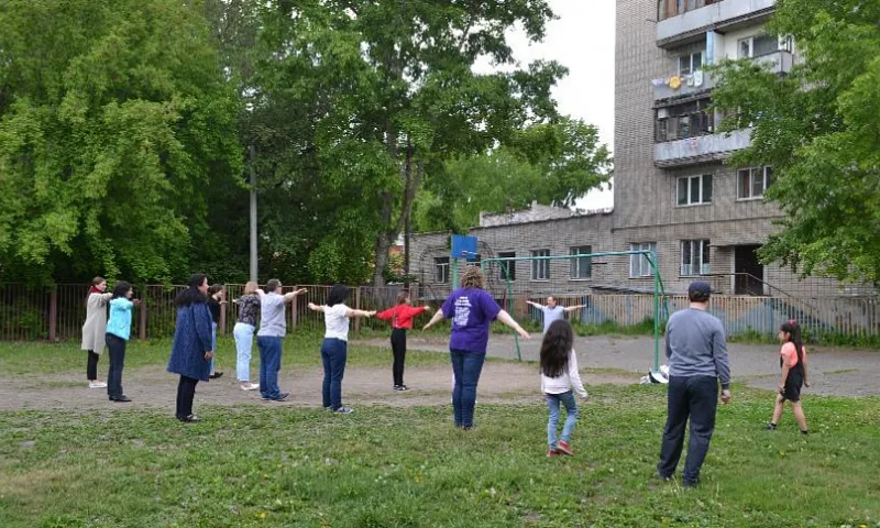 Жители Барнаула будут заниматься физкультурой с дворовыми инструкторами-врачами