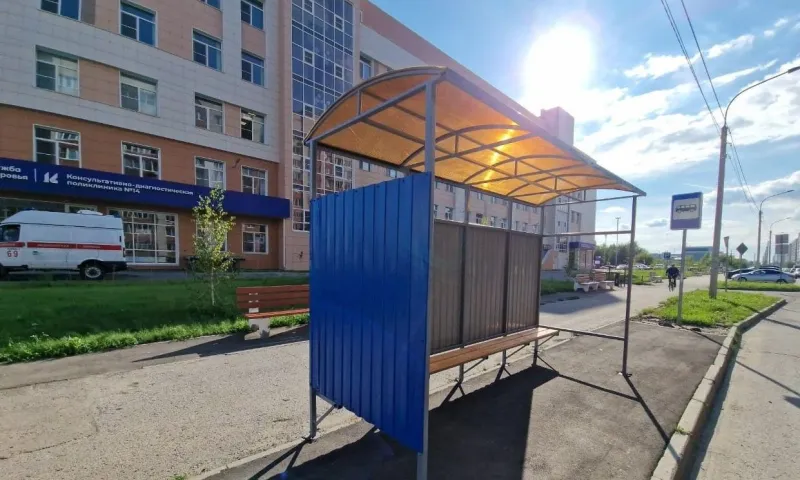 Остановочный павильон установили рядом с новой поликлиникой № 14 в Барнауле