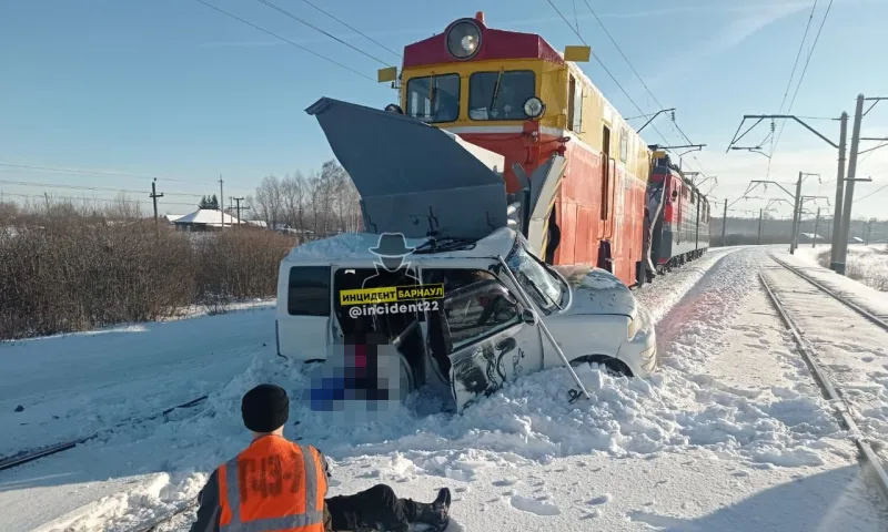 Трое детей погибли при столкновении снегоуборочного поезда и автомобиля в Алтайском крае