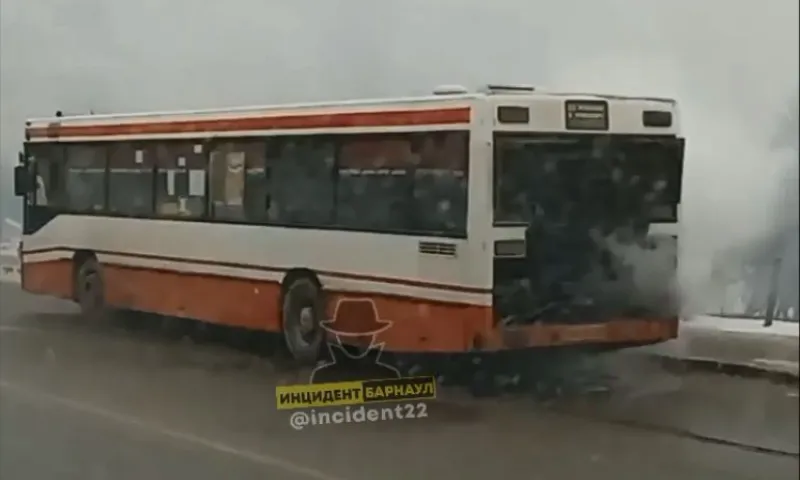 Автобус № 20 задымился на улице в Барнауле