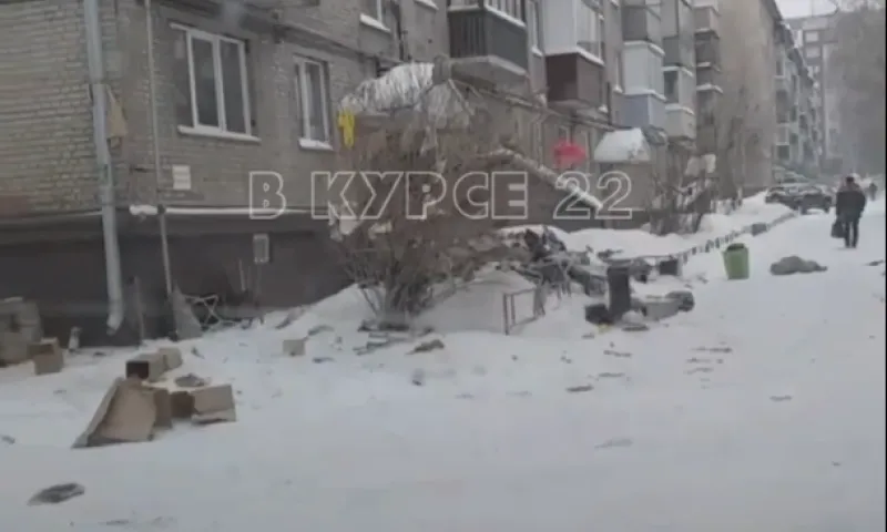 Люди выбрасывают вещи из окон в Барнауле