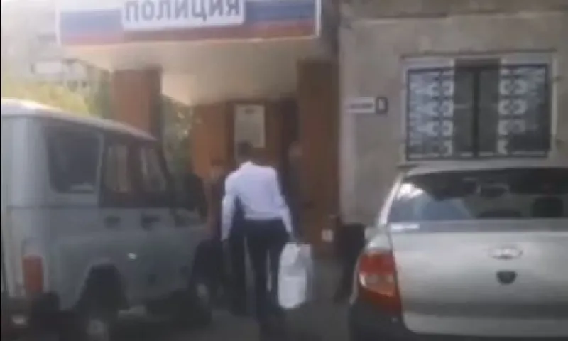 Жители барнаульского поселка вызвали полицию, когда увидели «торговцев» с пакетами