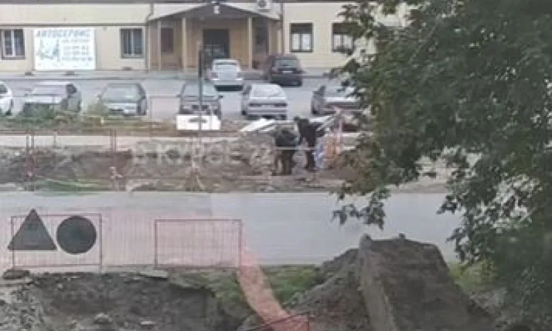 Двое неизвестных украли трубу у сотрудников коммунальных служб в Барнауле