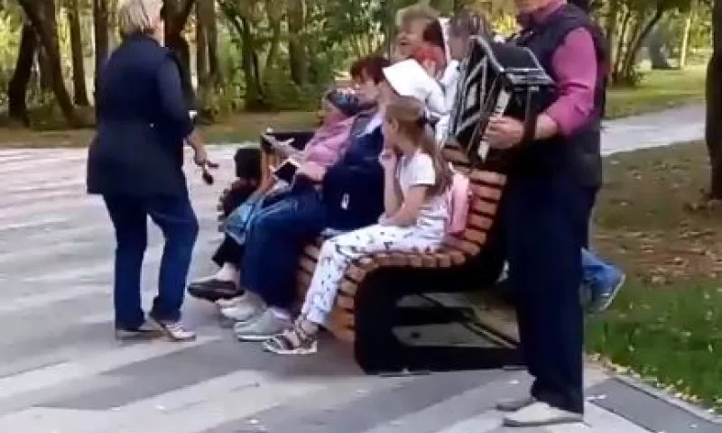 Группа пенсионеров каждый вечер устраивает задушевные уличные пения в Барнауле