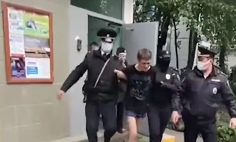 Барнаулец попытался скинуть ребенка с балкона 13 этажа в Москве