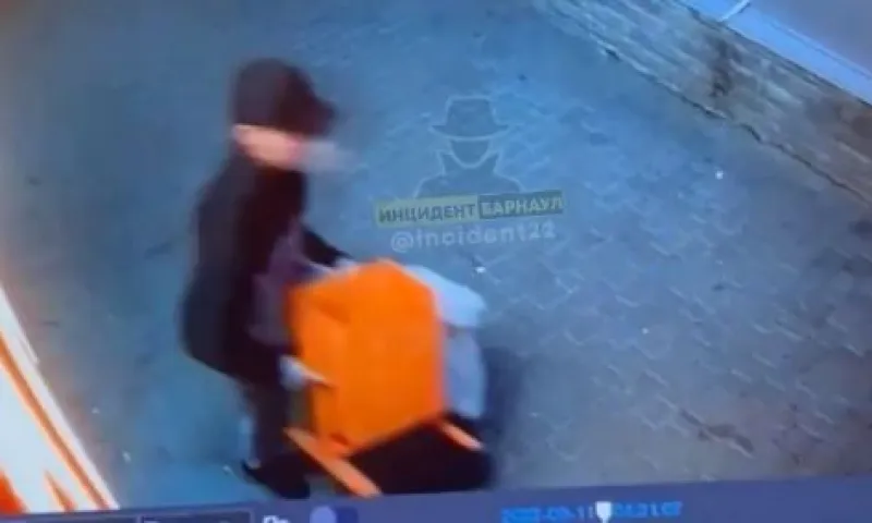 Мужчина по странным обстоятельствам украл урну в Барнауле