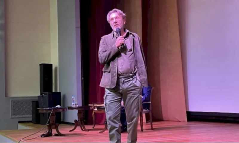 Сергей Шнуров приехал на Алтай и ответил на вопросы школьников о первой любви, музыке и жизненных приоритетах