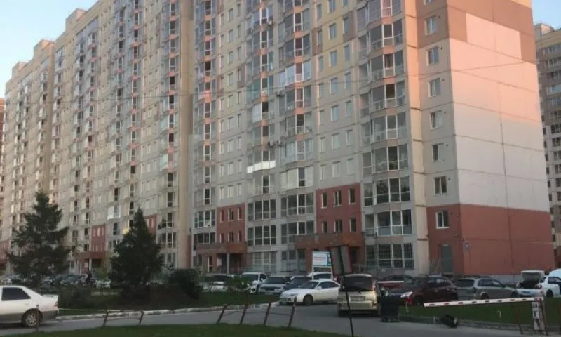 В Новосибирске мужчина оставил в подъезде двух детей и сбежал 