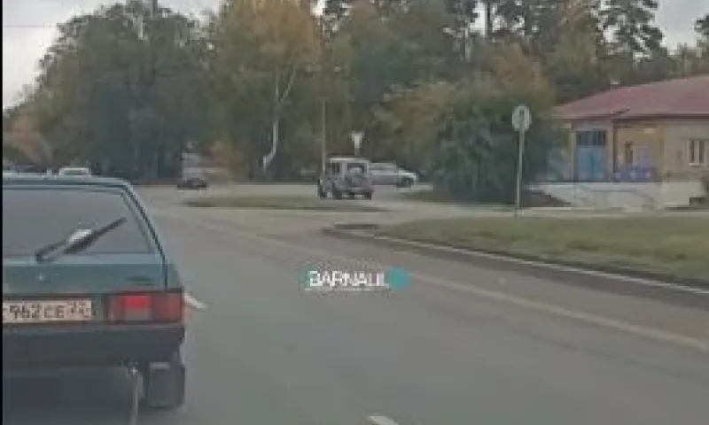 Водитель легкового автомобиля пронесся по тротуару в Барнауле