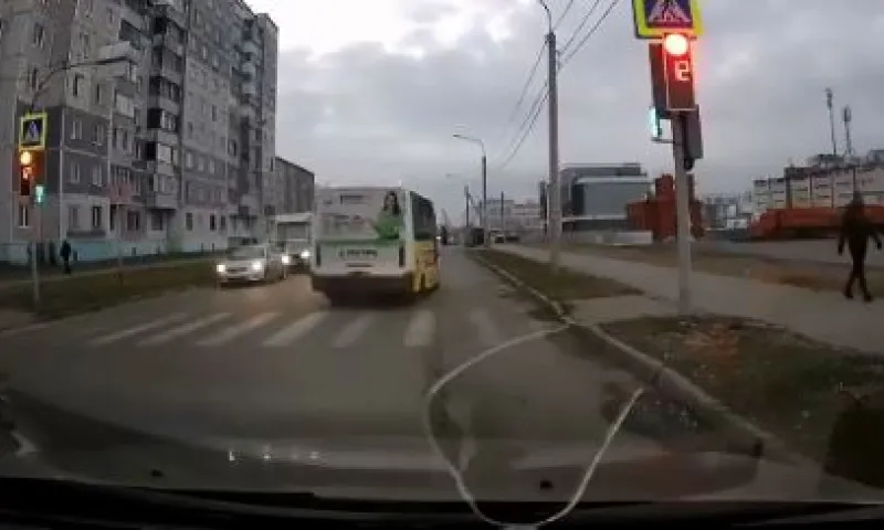 Люди возмущаются поступком водителя маршрутки, который проехал на красный сигнал светофор в Барнауле