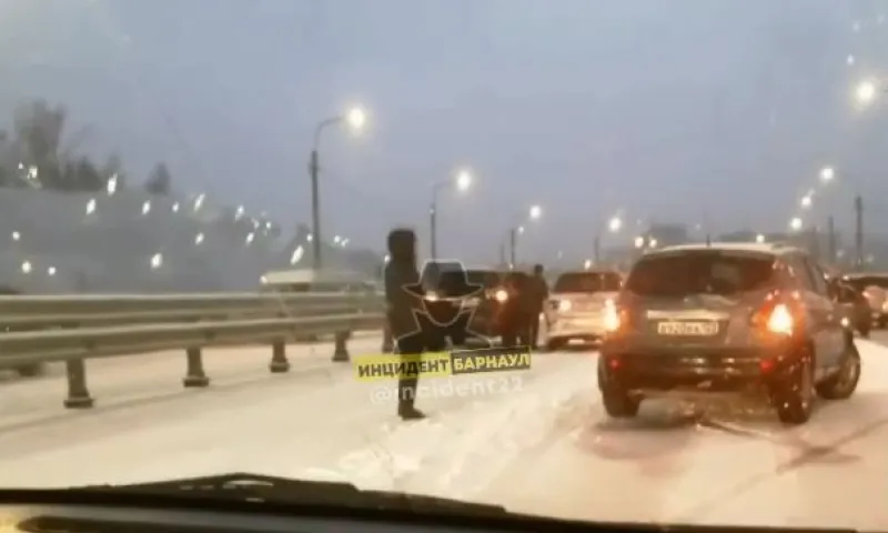Массовое ДТП произошло на Новом мосту в Барнауле