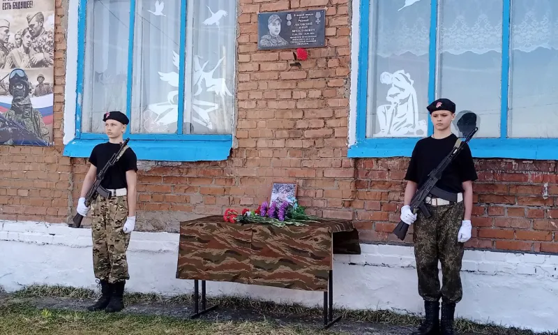 В селе Шульгин Лог Советского района открыли мемориальную доску памяти бойца СВО