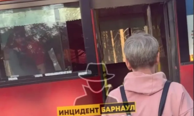 Водитель барнаульского автобуса устроил драку с пассажиром, которая переросла в поножовщину