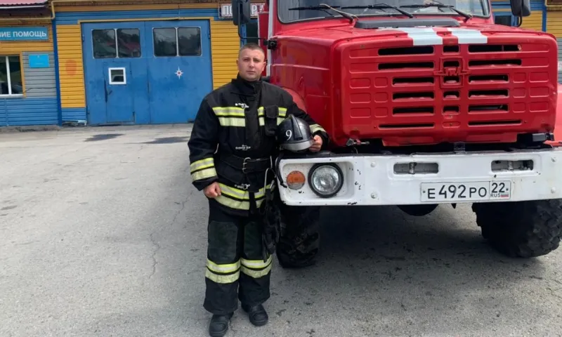 Пожарный спас тонущего мужчину в Алтайском крае