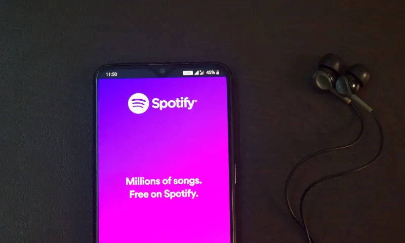 Spotify удалили из App Store и Google Play
