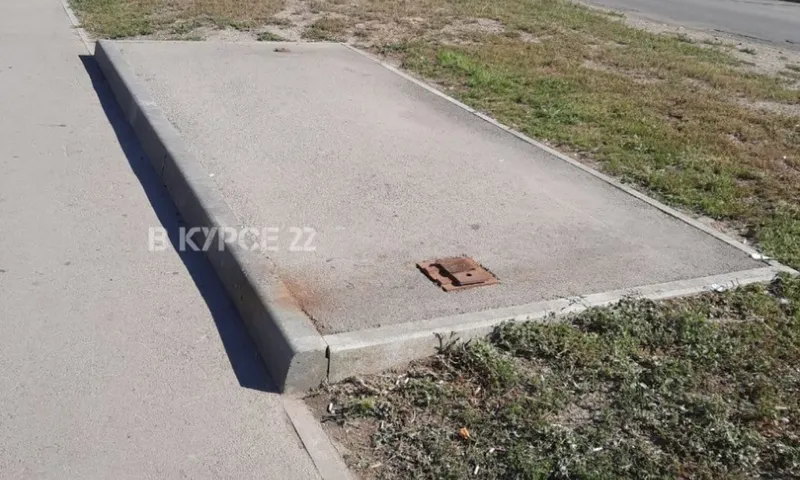 Остановки и мусорные урны исчезли на улице в Барнауле