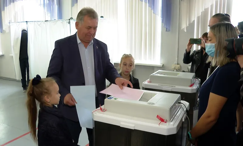 Традиционно председатель Алтайского краевого Заксобрания Александр Романенко пришел голосовать в компании внучек