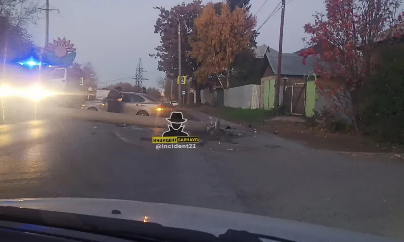 Автомобиль снёс бетонный столб в Барнауле