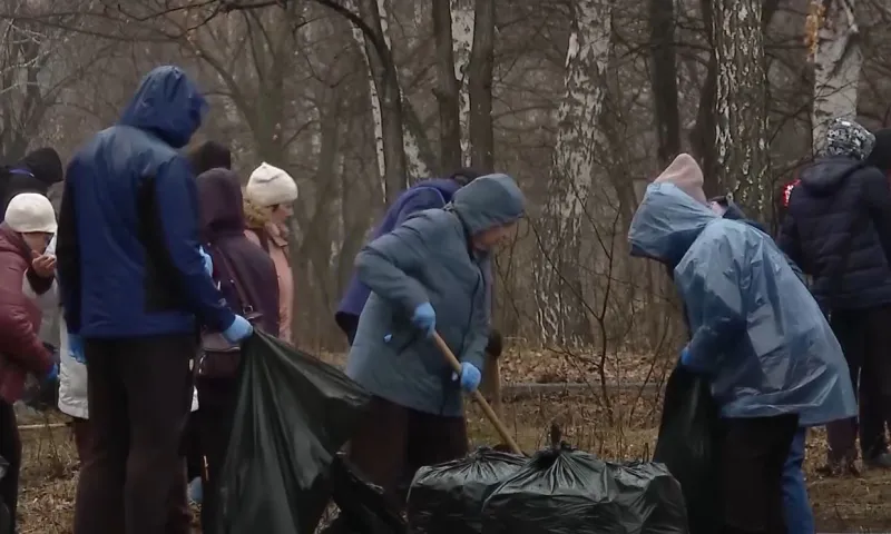 Более 500 добровольцев присоединились к субботнику в барнаульском парке