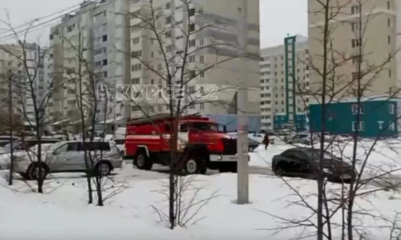 Сильное задымление подъезда многоэтажного дома произошло в Барнауле