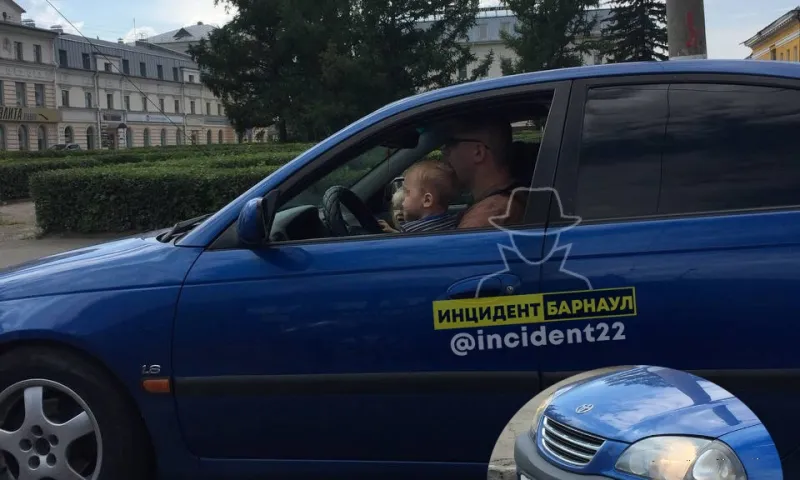 Очевидцы засняли мужчину за рулем с ребенком на коленях в центре Барнаула