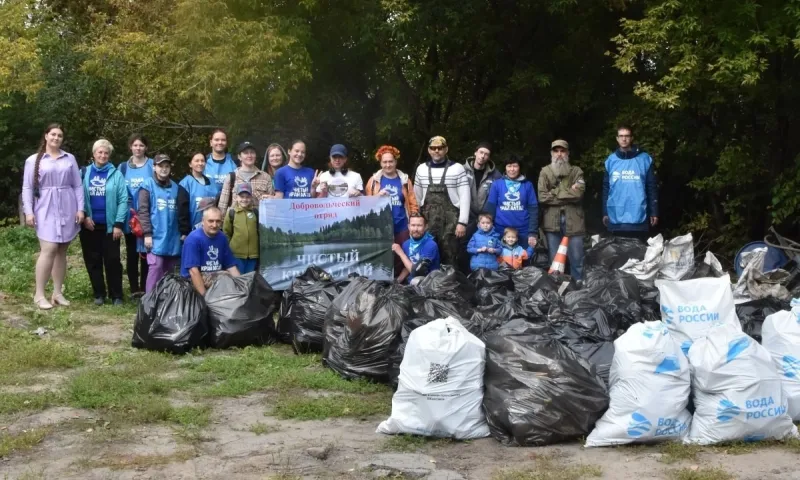 Добровольцы очистили берега реки Пивоварки от мусора