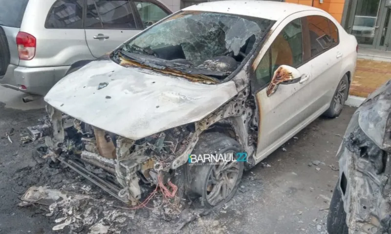 Соцсети: неизвестные подожгли припаркованный автомобиль в Барнауле