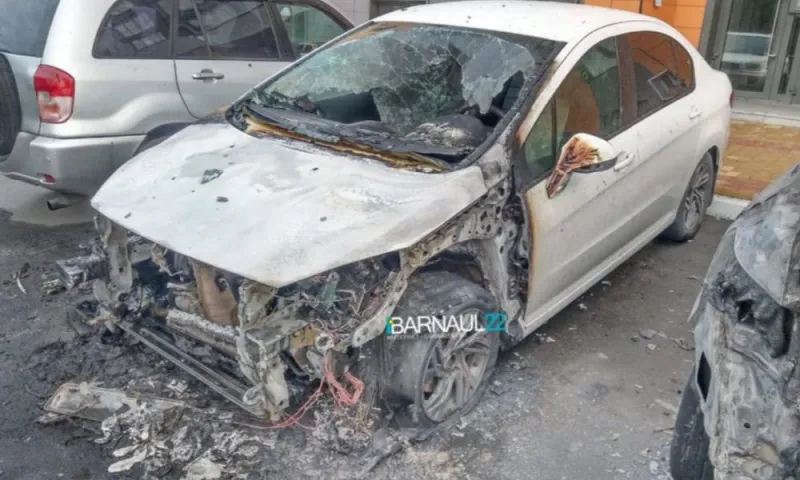 Появилось видео момента поджога автомобиля в центре Барнаула