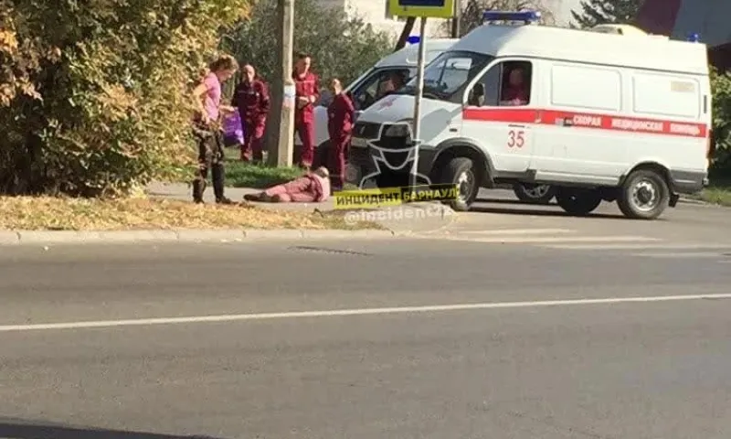 В Барнауле неизвестный сбил женщину на пешеходном переходе и скрылся