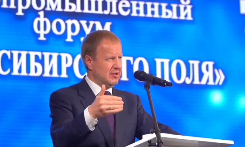 Виктор Томенко посетил агрофорум «День сибирского поля» в Павловском районе