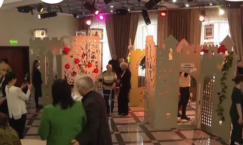 В Алтайском театре кукол «Сказка» открыли выставку в честь 60-летия учреждения 