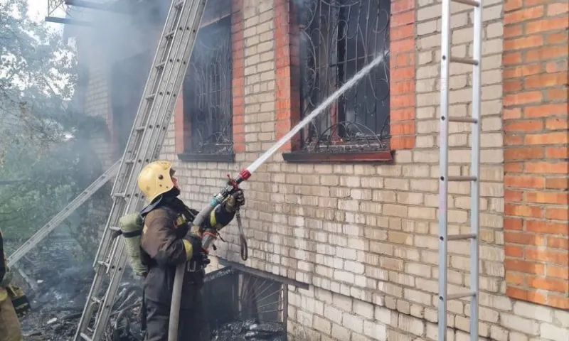 В барнаульском поселке Казенная Заимка пожарные успешно потушили частный дом